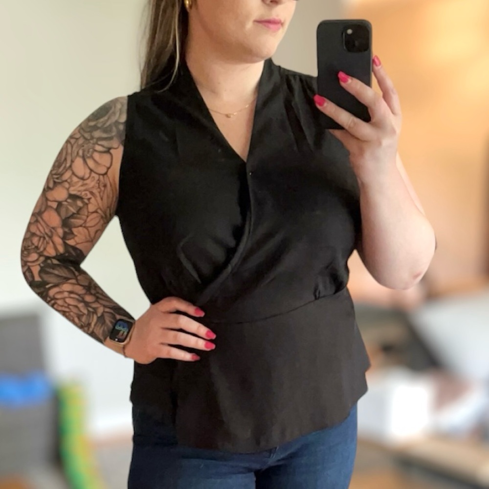 Petite banana republic black tie waist sleeveless top